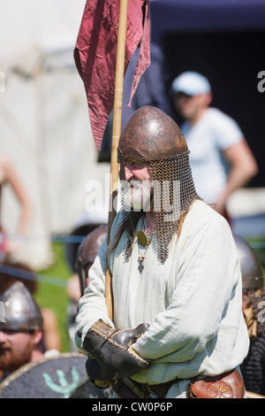 Uomo replica in costume medievale durante il Viking / anglosassone rievocazione storica. St Albans, Regno Unito. Maggio 2012 Foto Stock