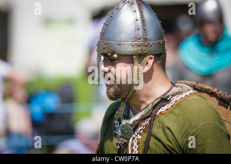 Uomo replica in costume medievale durante il Viking / anglosassone rievocazione storica. St Albans, Regno Unito. Maggio 2012 Foto Stock