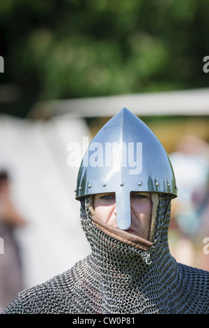 Uomo in replica inizio costume medievale durante il Viking / anglosassone rievocazione storica. St Albans, Regno Unito. Maggio 2012 Foto Stock