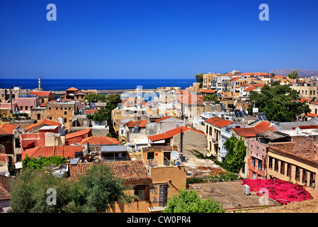 Vista panoramica della città vecchia di Chania. Sullo sfondo il vecchio porto veneziano e il 'egiziano' faro. Creta, Grecia Foto Stock