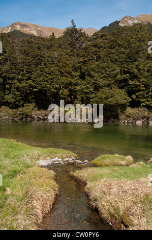 In splendido isolamento Mavora Laghi Specchio Alpi del Sud della Nuova Zelanda. Parti del "Signore degli Anelli" sono state prodotte qui. Foto Stock