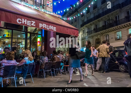 Parigi, Francia, folla sulla terrazza, giovani che si rilassano, bevono caffè nel Canal Saint Martin , Terrazza fuori 'Chez Prune' guardando il cartello francese, il marciapiede, le luci della scena notturna di strada, il caffè francese di parigi, il bistrot francese di parigi Foto Stock