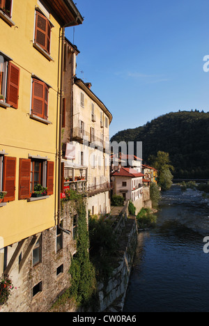 Case sul fiume a Varallo Sesia, Piemonte, Italia Foto Stock