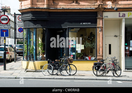 Le Mercurio ristorante, Upper Street con le biciclette parcheggiate davanti, Islington Londra Inghilterra REGNO UNITO Foto Stock