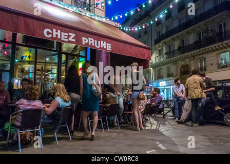 Parigi, Francia, folla giovani che rilassano la vivace scena dei caffè di strada parigini, Chez Prune nell'area del "Canal Saint Martin", luci notturne Foto Stock