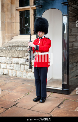 Un lone Scots guardia presso la Torre di Londra, guardia all'ingresso della Jewel House dove i gioielli della Corona sono mantenuti. Regno Unito Foto Stock