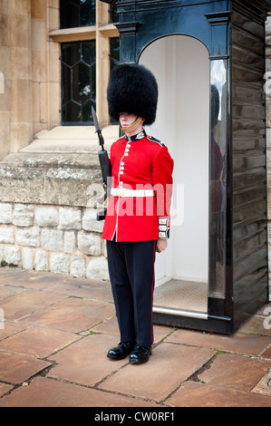 Un lone Scots guardia presso la Torre di Londra, guardia all'ingresso della Jewel House dove i gioielli della Corona sono mantenuti. Regno Unito Foto Stock