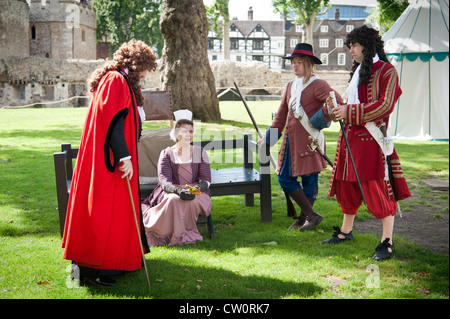 Gli attori in costume in piedi nella motivazione della Torre di Londra. Inghilterra, Regno Unito Foto Stock