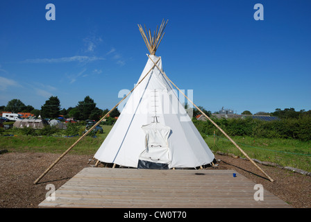 Un Sioux Native American style tende Tepee in Deepdale Camping, Burnham Deepdale, Norfolk, Inghilterra. Foto Stock