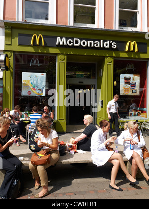 Pranzo al di fuori di McDonald in St Anne's Square a Manchester REGNO UNITO Foto Stock