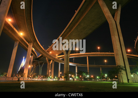 Paesaggio notturno del parco di notte sotto il ponte di Bhumibol architettura in Thailandia Foto Stock