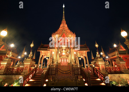 Paesaggio notturno del crematorio per la cerimonia funebre di S.A.R. la Principessa Bejaratana Rajasuda a Sanam Luang a Bangkok, in Thailandia Foto Stock