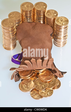 Pile di dollar monete d oro con native american sacajawea image versando da custodia in pelle Foto Stock