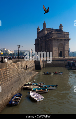 Barche sotto il Gateway in India a Mumbai Foto Stock