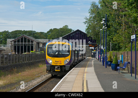 Treno in piedi a Windermere stazione ferroviaria, Parco Nazionale del Distretto dei Laghi, Cumbria, England Regno Unito Foto Stock