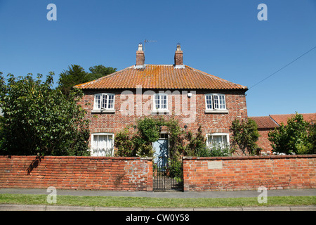 Una casa isolata in un villaggio in U.K. Foto Stock