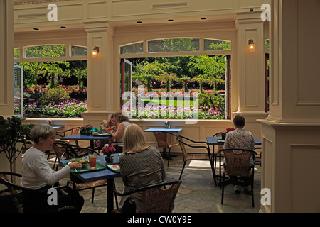 Butchart Gardens in estate, Victoria, British Columbia. I visitatori godere il pranzo nel ristorante presso il famoso punto di riferimento dei giardini. Foto Stock