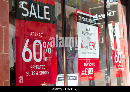 Vendita segni in TM Lewin finestra, Birmingham, Inghilterra Foto Stock