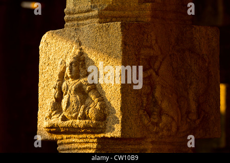 Dettaglio del buddha su un pilastro in un piccolo tempio di Hampi Foto Stock