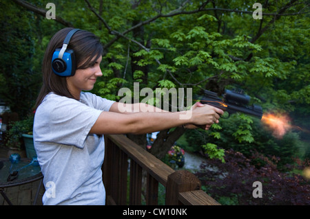 Ragazza adolescente riprese di una .22 Pistola semi-automatica Foto Stock