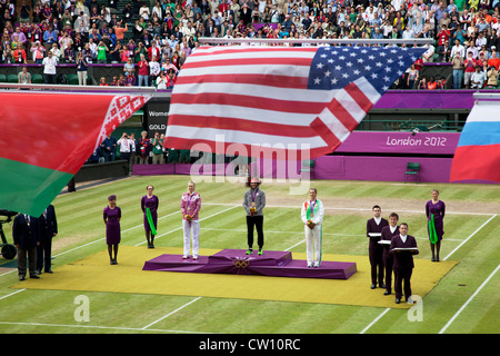 La folla guarda al centro corte come eventi di tennis presso le Olimpiadi di Londra 2012 avrà luogo a Wimbledon. Womens finale di medaglie. Foto Stock