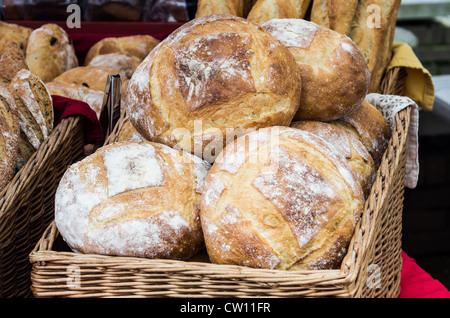 Freschi di forno focacce di pane nel cesto di vimini Foto Stock