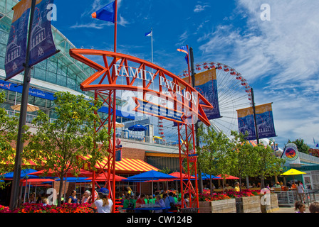 Famiglia Pavilion al Navy Pier con ruota panoramica Ferris e Jimmy Buffett il Margaritaville ristorante a Chicago, Illinois Foto Stock