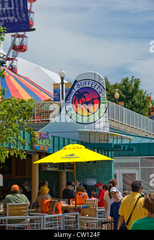 Ruota panoramica Ferris e Jimmy Buffett il Margaritaville ristorante presso il Navy Pier di Chicago, Illinois Foto Stock