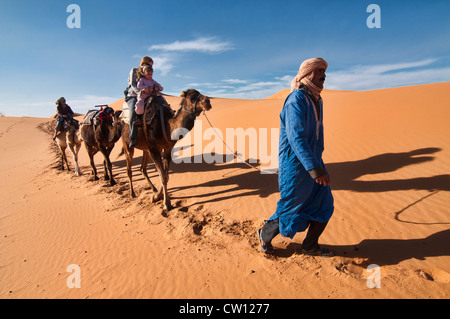 Passeggiate a dorso di cammello nel deserto del Sahara presso Erg Chebbi, Marocco Foto Stock