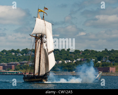 Pride of Baltimore II partecipa nel 2012 Tall Ships festival di Halifax, Nova Scotia. Foto Stock