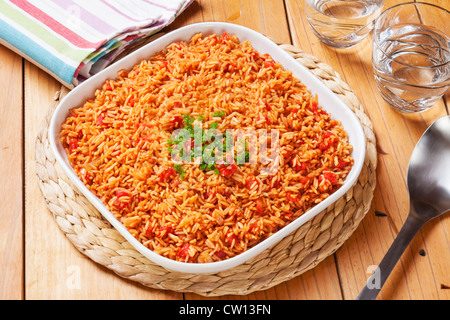 Riso spagnolo, perfetto per accompagnare tutti i piatti messicani, guarnita con peperoncino verde. Foto Stock