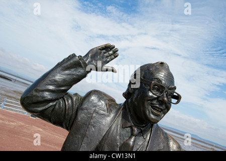 Statua in bronzo del comico Eric Morecambe sul lungomare nella sua città natale di Morecambe, Lancashire Foto Stock