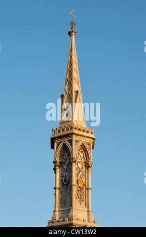 Scudi araldici su Banbury Cross a sunrise. Banbury, Oxfordshire, Inghilterra Foto Stock