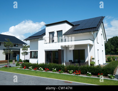 Moderno e altamente efficiente dal punto di vista energetico la casa familiare con pannelli solari sul tetto in Germania Foto Stock