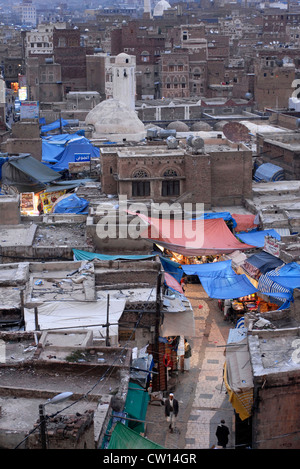 Vista della città vecchia di Sana'a al tramonto, un sito Patrimonio Mondiale dell'UNESCO, Yemen, Asia Occidentale, Penisola Arabica. Foto Stock