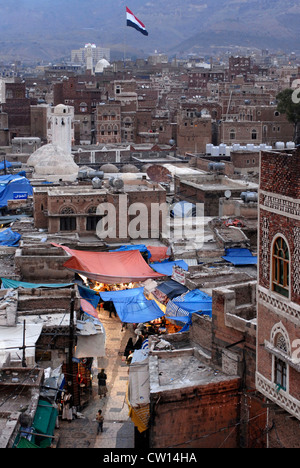 Vista della città vecchia di Sana'a al tramonto, un sito Patrimonio Mondiale dell'UNESCO, Yemen, Asia Occidentale, Penisola Arabica. Foto Stock