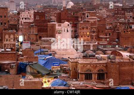 Vista della città vecchia di Sana'a al tramonto, un sito Patrimonio Mondiale dell'UNESCO, Yemen, Asia Occidentale, Penisola Arabica. Foto Stock