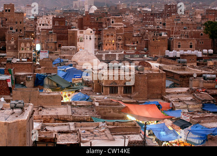 Vista della città vecchia di Sana'a al tramonto, un sito Patrimonio Mondiale dell'UNESCO, Yemen, Asia Occidentale, Penisola Arabica. Foto Stock