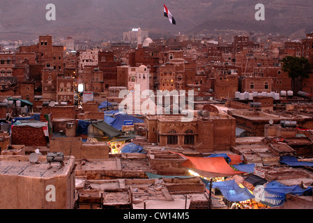 Vista della città vecchia di Sana'a al tramonto, un sito Patrimonio Mondiale dell'UNESCO, Yemen, Asia Occidentale, Penisola Arabica. Foto Stock