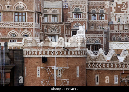 Nei pressi di Bab Al Yemen nella città vecchia di Sana'a, un sito Patrimonio Mondiale dell'UNESCO, Yemen, Asia Occidentale, Penisola Arabica. Foto Stock