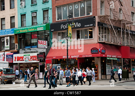 Bryant Park Avenue of the Americas - 6th Avenue Manhattan New York City Stati Uniti d'America Foto Stock