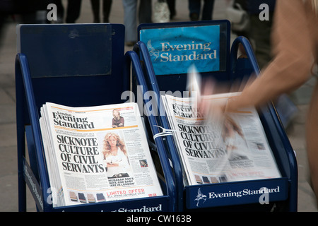 London, Regno Unito - 17 Febbraio 2011: un mucchio di popolari Evening Standard, quotidiano gratuito serale carta tabloid, reso disponibile Foto Stock