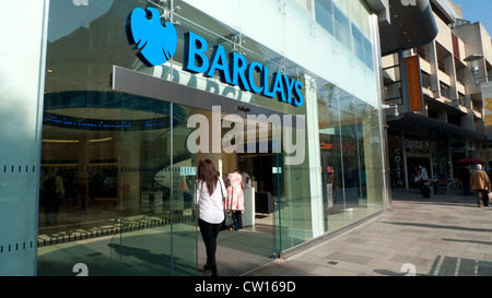 Una giovane donna cliente immettendo Barclays Bank, St David's Way lavorando St, Cardiff City Centre, South Wales UK KATHY DEWITT Foto Stock