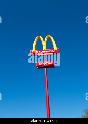 McDonald's Golden Arches Drive-Thru restaurant sign, Ontario Canada Foto Stock