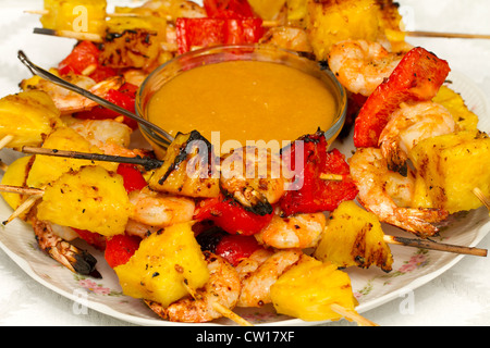 Ananas gamberetti peperoni su spiedini con salsa di immersione Foto Stock