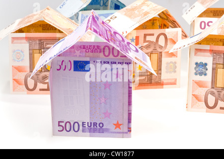 Case costose da diverse banconote in euro Foto Stock