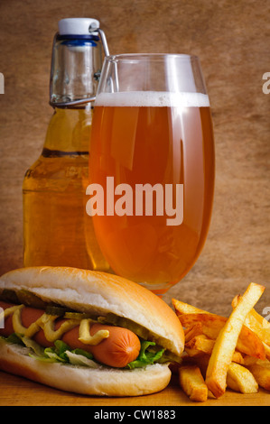 Il fast food menu con birra, hotdog e patatine fritte Foto Stock