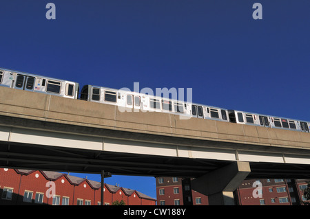 CTA rapid transit arancione Linea ferroviaria sopraelevata, Chicago, Illinois, Stati Uniti d'America. Foto Stock