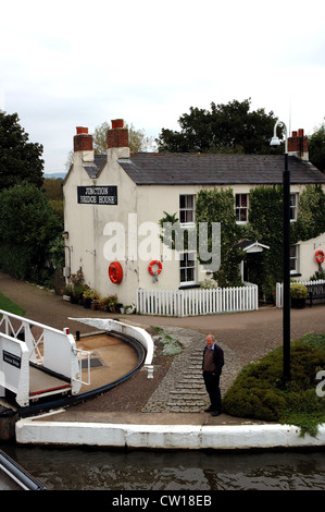 Ponte di giunzione su Gloucester e Nitidezza Canal aperta per consentire il passaggio di una barca Foto Stock
