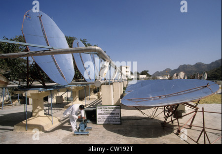 INDIA Rajasthan Mount Abu , fornello solare sistema con concentratori parabolici in Brahma Kumari Ashram, trasformati a vapore viene utilizzato in cucina per preparare 20.000 pasti giornalieri Foto Stock